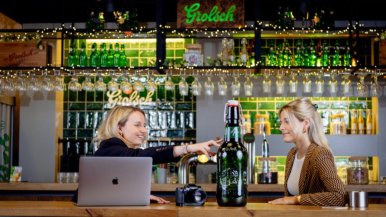 Celine en Anouk lopen stage op de marketingafdeling van Grolsch