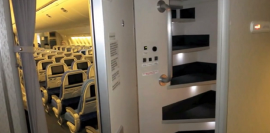 Hier slapen stewardessen tijdens de vlucht