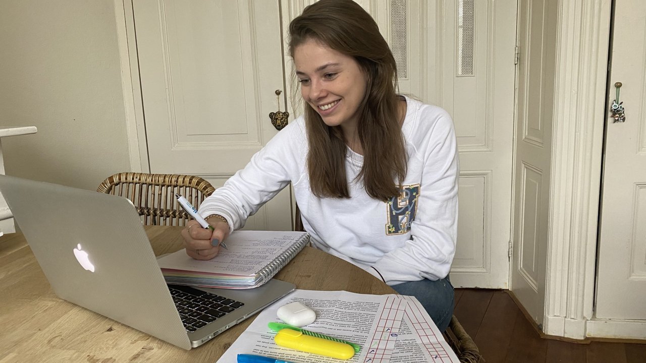 “Ik mis niets dankzij de online lessen van Tio” “Ik mis niets dankzij de online lessen van Tio”