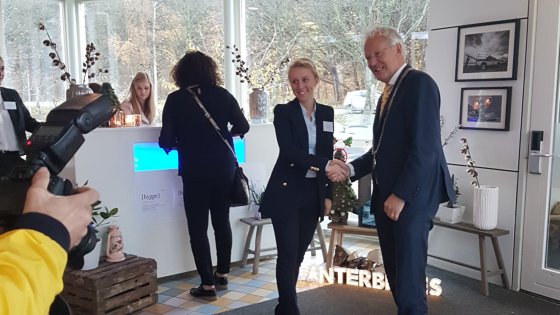 Mayor of Noordwijk opens hotel run by Tio students