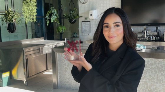 Studente Jihad met prijs in haar hand